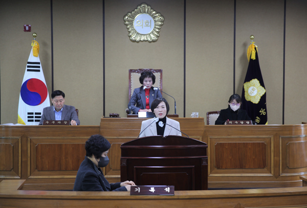 ﻿하동군의회 최민경 의원이 지난 3일 제319회 임시회에서 지역 내 폐교를 활용한 지역활력사업 추진을 제안하는 5분 자유발언을 하고 있다.