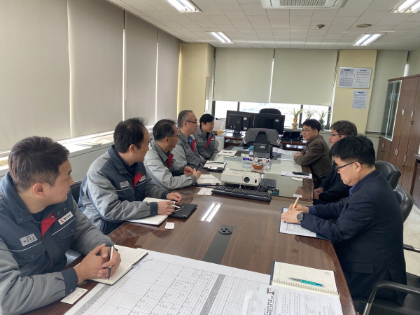 ﻿지난 14일 홍남표 창원시장이 케이조선을 방문해 조선업 현황과 애로사항을 청취하고 있다.