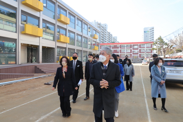 ﻿박종훈 교육감이 지난 24일 그린스마트 미래학교 대상인 창원 반송초등학교를 방문해 모듈러 교실 설치 등 사업 추진 현황을 점검했다.