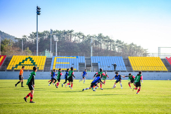 남해군에서 전지훈련을 하고 있는 축구팀의 모습.