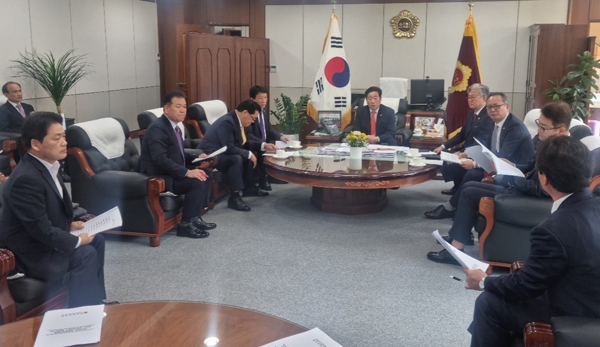 ﻿김진부 의장이 지난 16일 의장실에서 의회운영위원회 위원들과 라오스 교류 관련 간담회를 하고 있다.