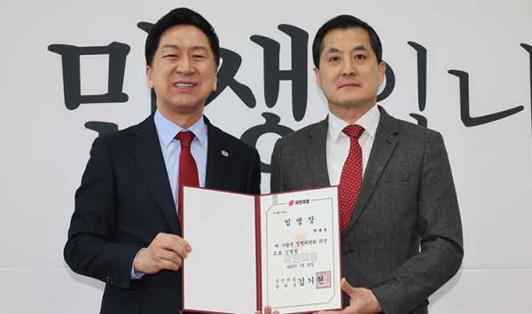 ﻿국민의힘 박대출(오른쪽) 정책위의장이 27일 김기현 대표에게 임명장을 받고 기념사진을 촬영하고 있다.