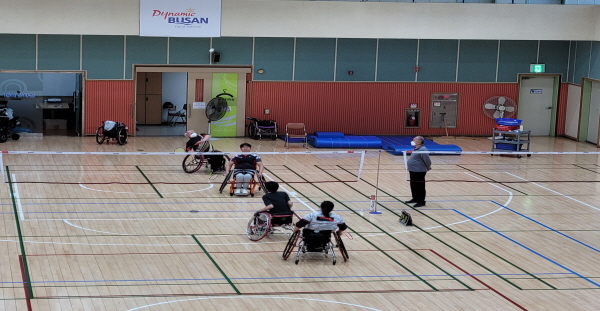 ﻿한마음스포츠센터 체육관에서 휠체어 배드민턴 운동을 하고있다.