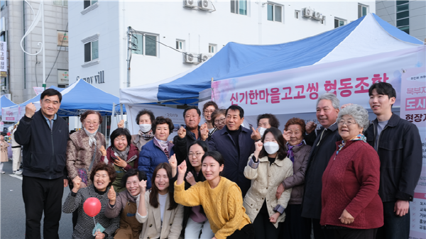 ﻿나동연 양산시장과 마을기업 신기한마을고고씽협동조합 등 관계자들이 북부천 축제 홍보부스 앞에서 파이팅을 외치며 기념 촬영을 하고 있다.