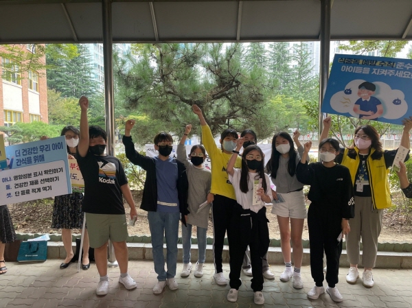 ﻿창원 마산회원구 어린이 식생활 안전관리 캠페인 활동 모습.