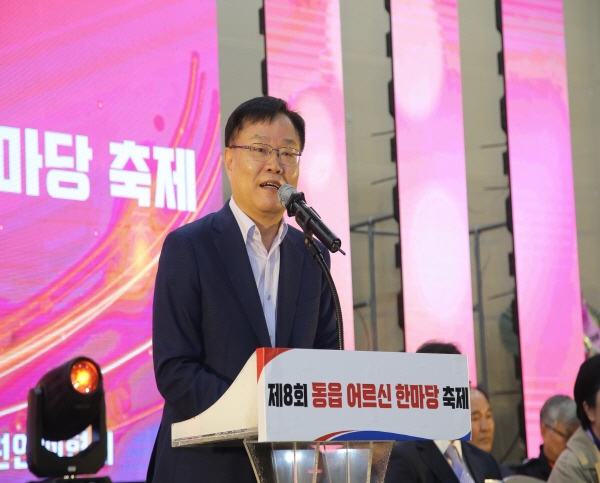 ﻿지난 13일 `2023년 제8회 동읍 노인 한마당 축제`에서 홍남표 창원시장이 축하 인사말을 하고 있다.