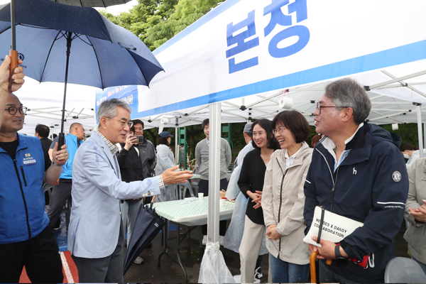 ﻿박종훈 교육감과 진영민 노조위원장이 지난 13일 한마당 축제에서 부스를 돌며 인사를 나누고 있다.