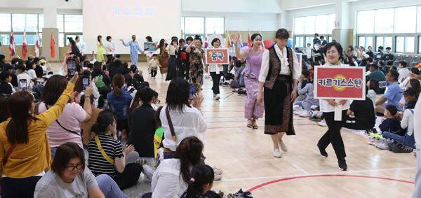 ﻿고성군가족센터가 지난 21일 다문화가족 어울림 한마당을 개최했다.