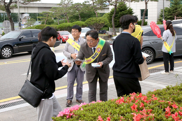 ﻿홍태용 김해시장이 31일 시청 입구에서 직원들에게 금연 캠페인 전단지를 나눠주고 있다.