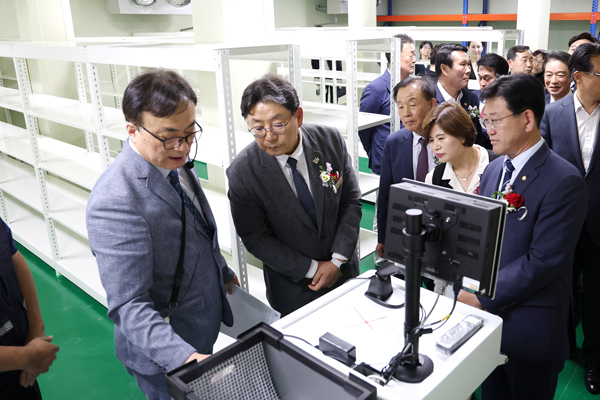 ﻿홍태용 김해시장이 스마트 의약품 공동물류센터 개소식에 방문해 스마트 물류정보 시스템 설명을 듣고 있다.