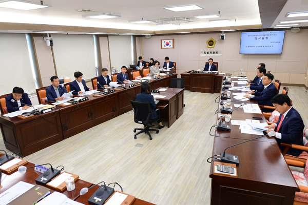 ﻿도의회 일자리 특위는 8일 제4차 회의를 열어 집행부 업무보고를 받았다.