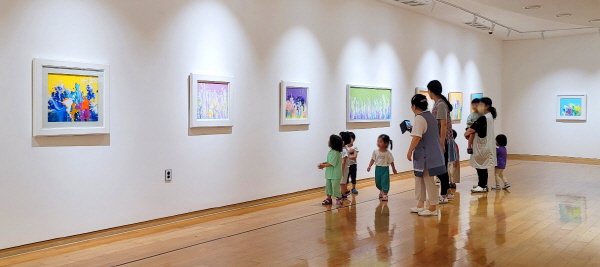 ﻿BNK경남은행갤러리 여섯 번째 대관전시 `허은주 개인전`에 관람객들이 작품을 감상하고 있다.