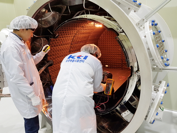 ﻿KTL 우주부품시험센터 연구원이 열진공챔버를 통해 우주 궤도환경시험중인 장면.