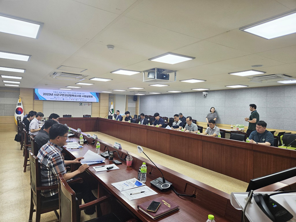 ﻿함안군은 지난 5일 2023년 시군구연고산업육성사업 설명회를 열어 질의응답하고 있다.
