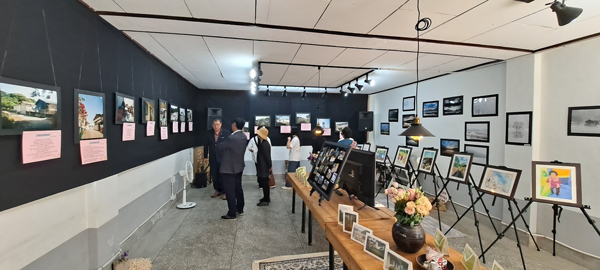 ﻿지난 6일 거창 동산마을 주민기록사진전을 방문한 관람객들이 작품을 둘러보고 있다.
