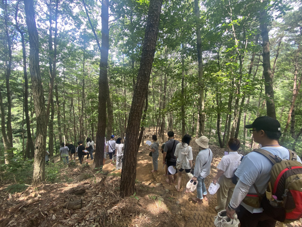 ﻿김해교육지원청이 지난 4일 거창항노화휠링랜드에서 시행한 휴(休) 캠프에서 학생과 학부모가 맨발 걷기를 하고 있다.