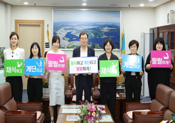 ﻿김이근 창원특례시의회 의장은 지난 1일 기후변화에 대응하고 건강한 도시를 만들기 위한 공동행동에 동참했다.