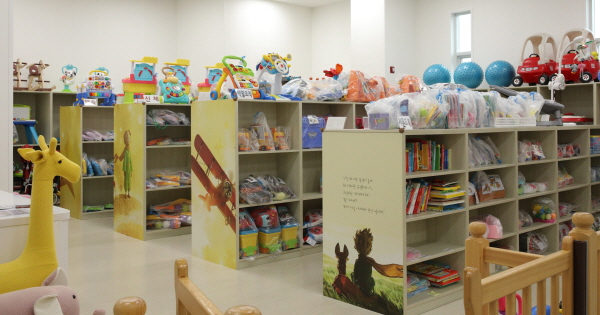 ﻿아이들 맞춤 도서들과 장난감들이 진열돼 있다.