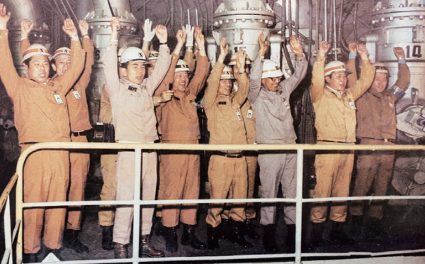 ﻿1973년 6월 9일 첫 출선의 순간 만세를 부르는 박태준 사장과 임직원들 모습. / 포스코