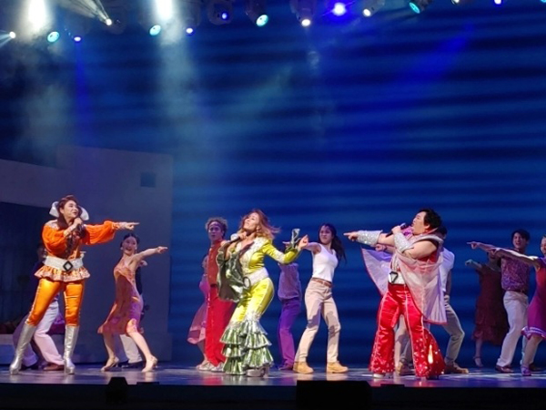 ﻿다음 달 22일 김해문화의전당 무대에 오르는 뮤지컬 '맘마미아' 공연 모습.