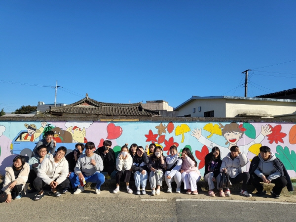 ﻿평화고 학생들이 '지구를 사랑하는 공동체'를 주제로 마을 벽화 프로젝트를 진행했다.