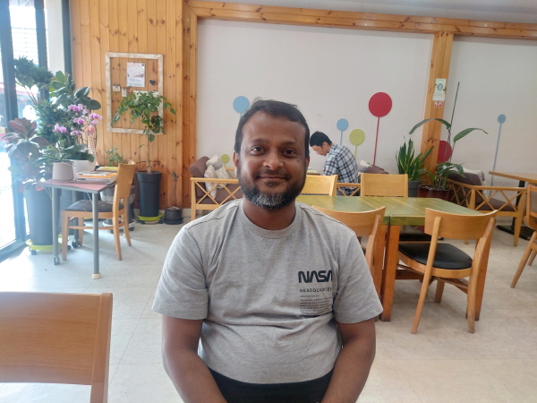 ﻿방글라데시 출신 호세인 모민 씨는 김해지역에서 5개 언어로 통번역 일을 하고 있다.