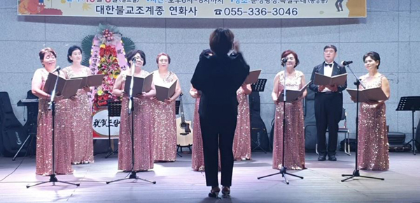 ﻿'제1회 다문화人과 함께하는 연화 음악회'에서 지난 8일 연화 합창단이 아름다운 하모니로 노래를 부르고 있다.