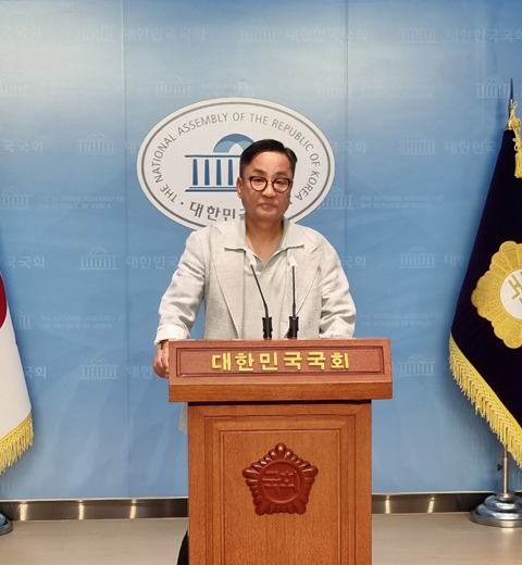 ﻿케이뷰티전문가연합회 황종열 회장이 10일 국회 소통관에서 기자회견을 하고 있다.