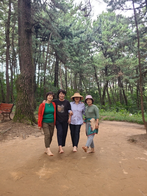 ﻿손정희 총무가 이웃 맨발 걷기 회원들과 맨발 걷기를 즐기고 있다.