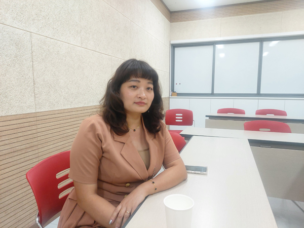 ﻿김해시가족센터 베트남 자조모임 멘토로 활동하고 있는 박미진 씨는 결혼 초기부터 김해시가족센터 프로그램을 이용하면서 한국 정착에 많은 도움을 받았다고 말했다.