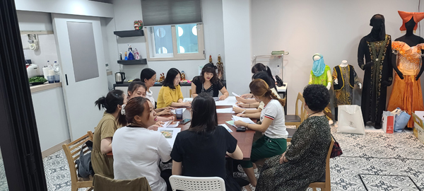 ﻿베트남 자조모임을 진행하고 있는 박미진 씨와 베트남 출신 멘티들. 박 씨는 한국 생활이 낯선 2～3년 차 결혼이민자들에게 자신의 경험을 나누고 있다.