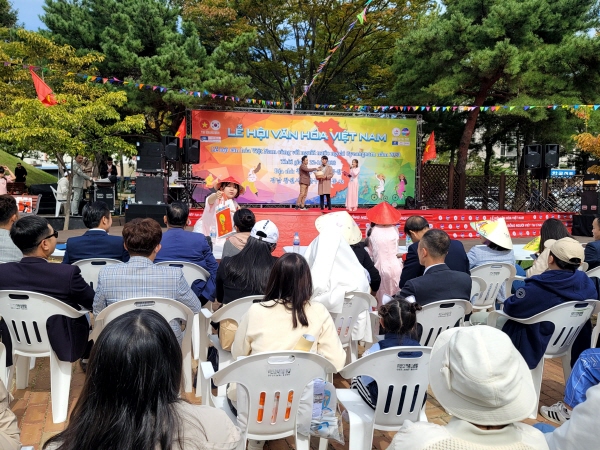 ﻿맘프축제에서 베트남 가수가 나와 노래를 부르고 선물을 주어 많은 관람객이 공연을 즐겼다.