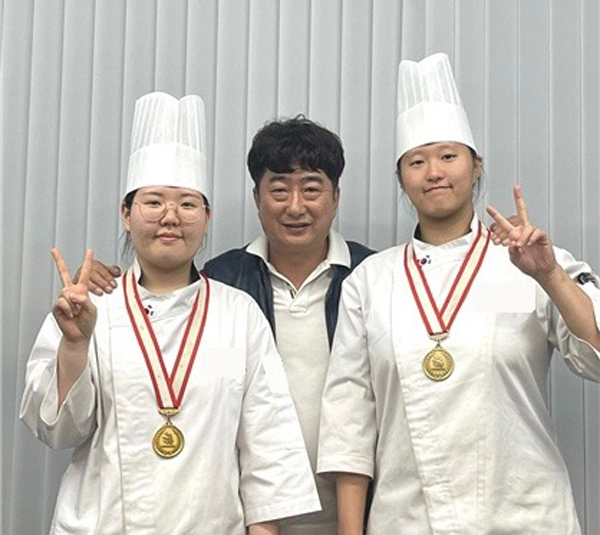 ﻿제58회 전국기능경기대회에서 제빵·제과 직종에서 금메달을 수상한 남예진(오른쪽 첫 번째) 학생과 박나의(오른쪽 세 번째) 학생이 고동훈 지도교수와 함께 수상기념 촬영을 하고 있다.