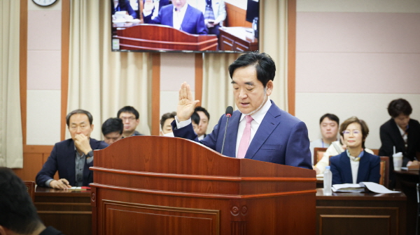 ﻿최석철 김해문화재단 대표이사 임용후보자가 26일 인사청문회에서 발언을 하고 있다.