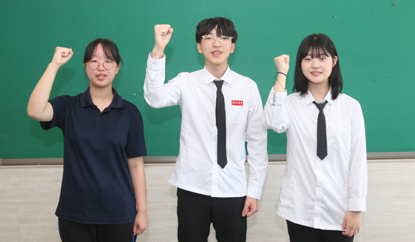 ﻿2023 전국영농학생축제에 금메달을 수상한 (왼쪽부터) 최은서 고현민 김가은 학생.