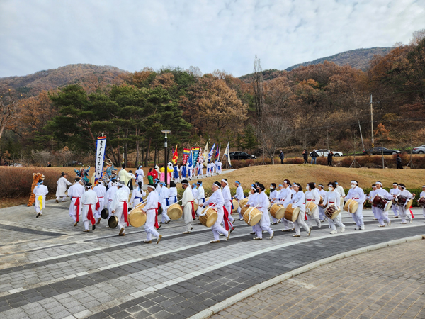 ﻿지난 29일 개최된 사명대사 탄신 혼(魂) 선양 문화제에서 무안 용호놀이가 시연되고 있다.