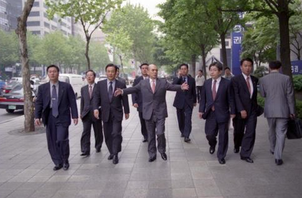﻿박태준 국무총리가 지난 2000년 5월 18일 서울 역삼동에 위치한 한국소프트웨어 진흥원을 방문했다. / e영상역사관