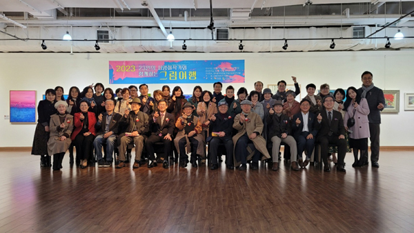 ﻿지난 12일 김해문화의전당 윤슬미술관에서 열린 '23인의 서양화작가와 함께하는 그림여행' 오프닝 행사에서 참석자들이 기념사진을 찍고 있다.