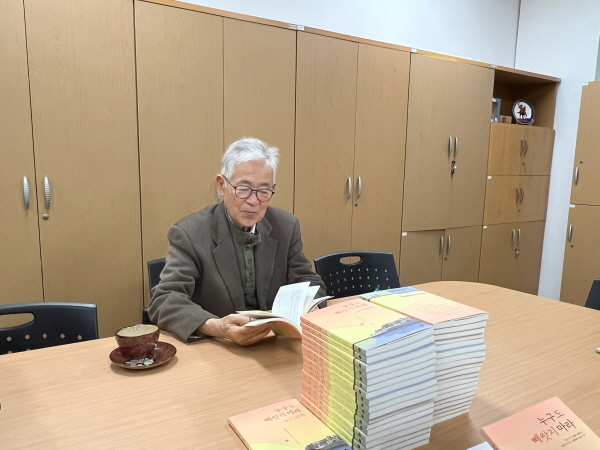 ﻿일본 나가사키현 평화자료관의 일본평화운동가 기무라 히데토씨가 일제강점기 강제동원 피해자인 고(故) 서정우 씨의 삶을 담은 도서를 기증했다.