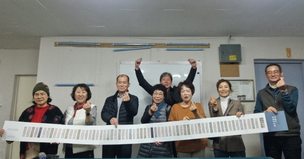 ﻿김해 서가협회 김해지부 회원들이 천자문 부동이화전 접지도록을 들고 기념사진을 찍고 있다.