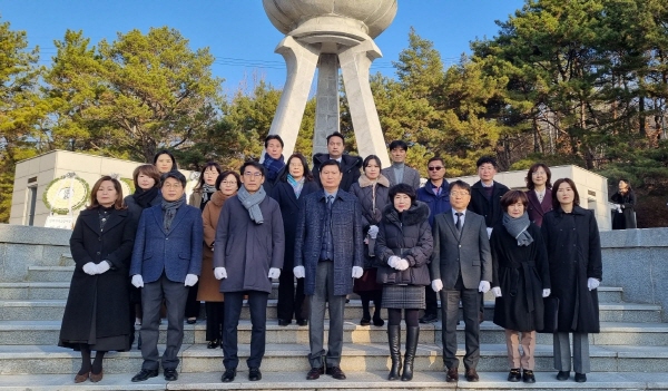 ﻿김해교육지원청 안태환 교육장과 직원들이 2일 오전 신어산 충혼탑을 참배하고 기념 사진을 찍었다.