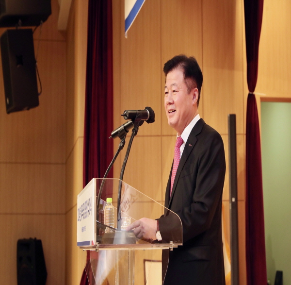 ﻿강석진 중진공 이사장이 2일 '2024년 시무식·임명장 수여식'을 개최했다.