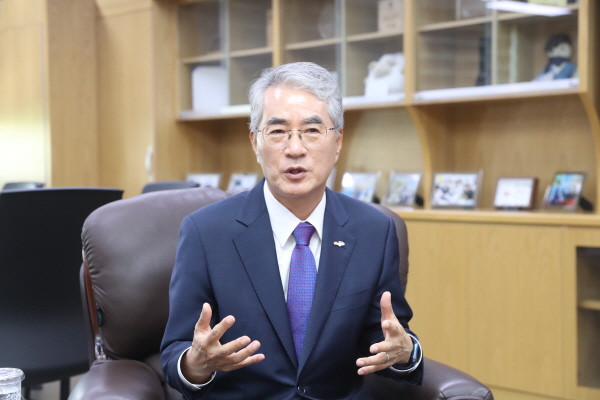 ﻿박종훈 교육감은 본지와 신년 인터뷰에서 올해는 "생태전환교육을 전방위로 실시하는 원년이 될 것"이라고 말했다.