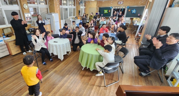 ﻿하동 화개초등학교왕성분교장에서 열린 '오늘 아침' 발간회에서 한 아이가 친구들의 박수를 받으며 시낭송을 하고 있다.
