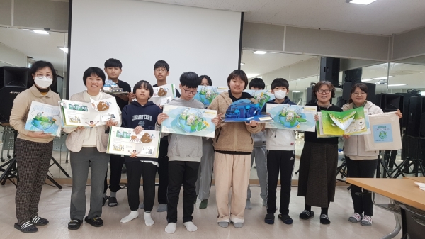 ﻿거창군이 환경교육을 위해 진행한 '팝업북 만들기' 프로그램 참가자들 모습.