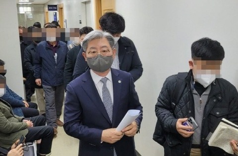지난해 1심에서 징역형의 집행유예를 선고받고 법정을 빠져나오고 있는 오태완 군수. 연합뉴스