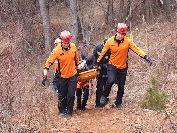 ﻿고성119구조대가 지난 17일 봉화산 등산로 인근 도로 확장 작업 중 부상을 당한 60대 남성을 들것을 이용해 이송하고 있다.