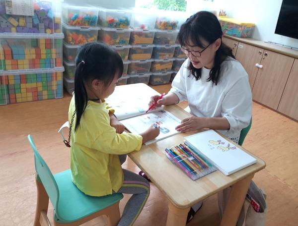 ﻿고성군가족센터가 다문화가족 방문 교육 사업을 지원한다. 사진은 한 교사가 다문화가족 자녀에게 한국어 수업을 하고 있는 모습.