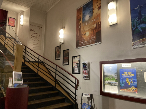 ﻿개봉 예정 포스터로 벽을 장식한 극장 내부.
