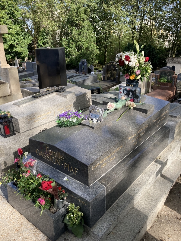﻿프랑스 샹송을 대표하는 가수 에디트 피아프의 묘지.